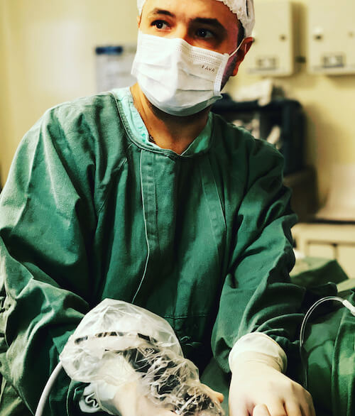 Dr. Vinícius Maroni em procedimento cirúrgico